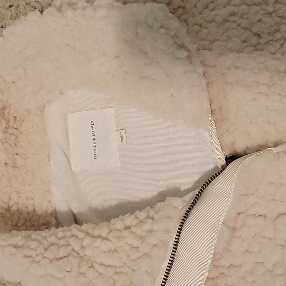 Thread & supply fuzzy jacket - Picture 2 of 2